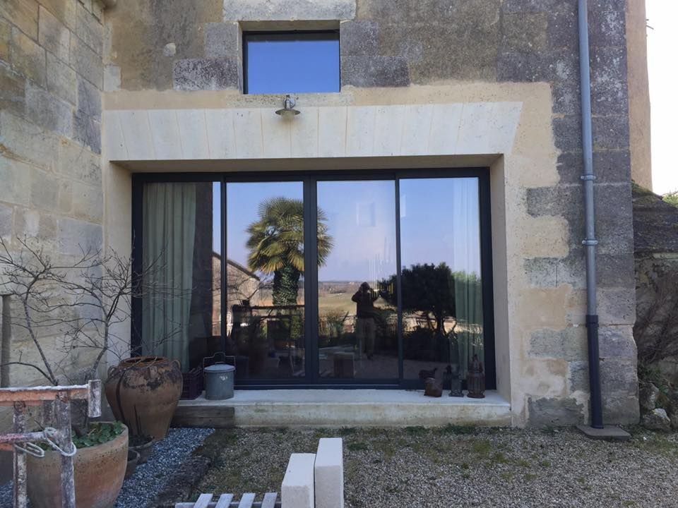 Baie vitrée posée dans une maison en pierre