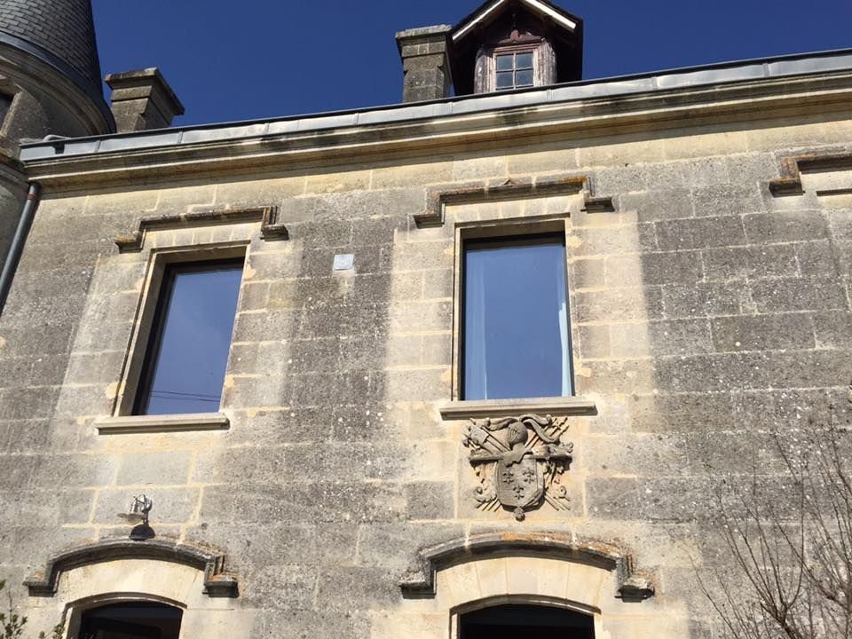 Fenêtres posées dans une façade en pierre de taille