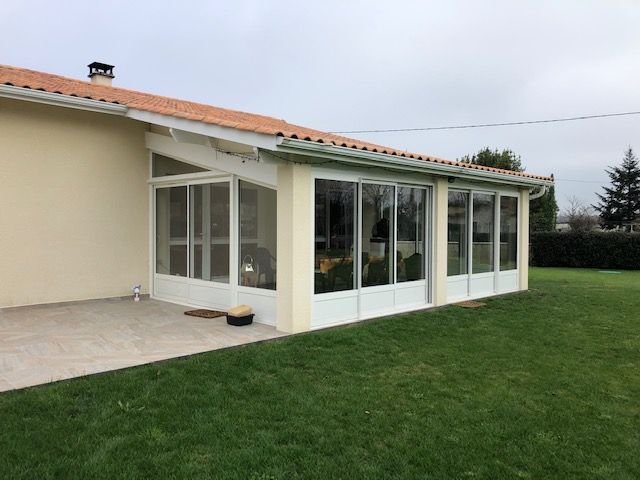 Volets et vitrages d’une maison